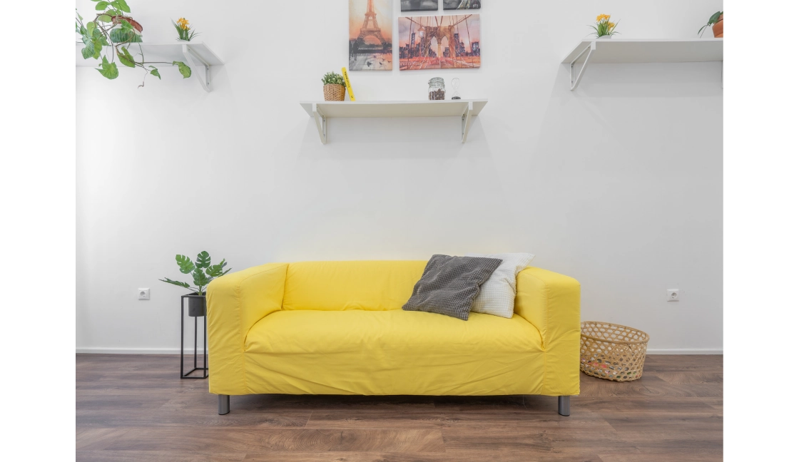اتاق نشیمن با مبل راحتی زرد اسکاندیناوی
