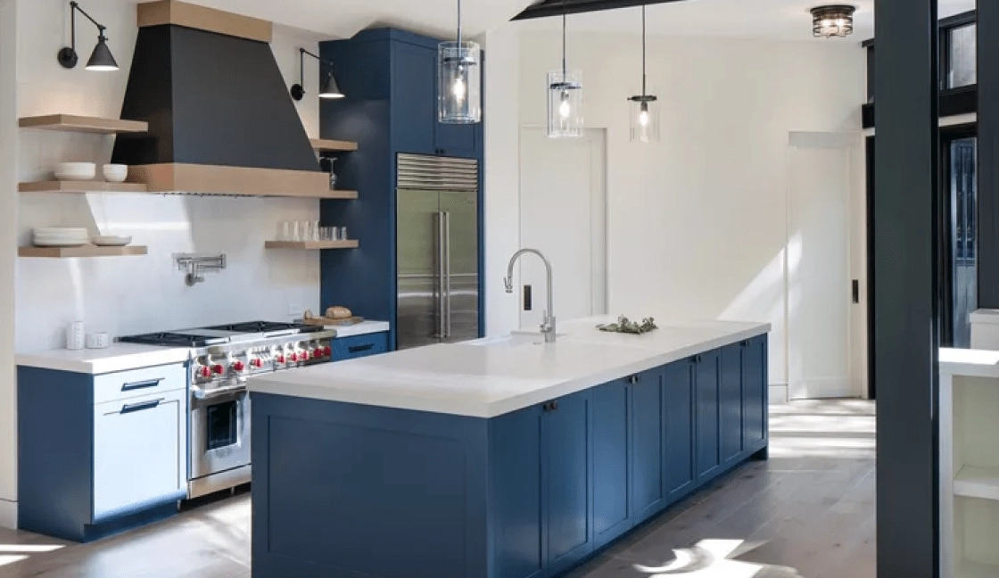 طراحی آشپزخانه سفید و آبی مدرن