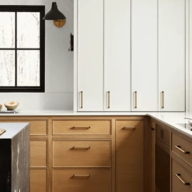 طراحی آشپزخانه سفید و قهوه ای