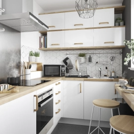 کابینت آشپزخانه سفید با دستگیره‌ چوبی